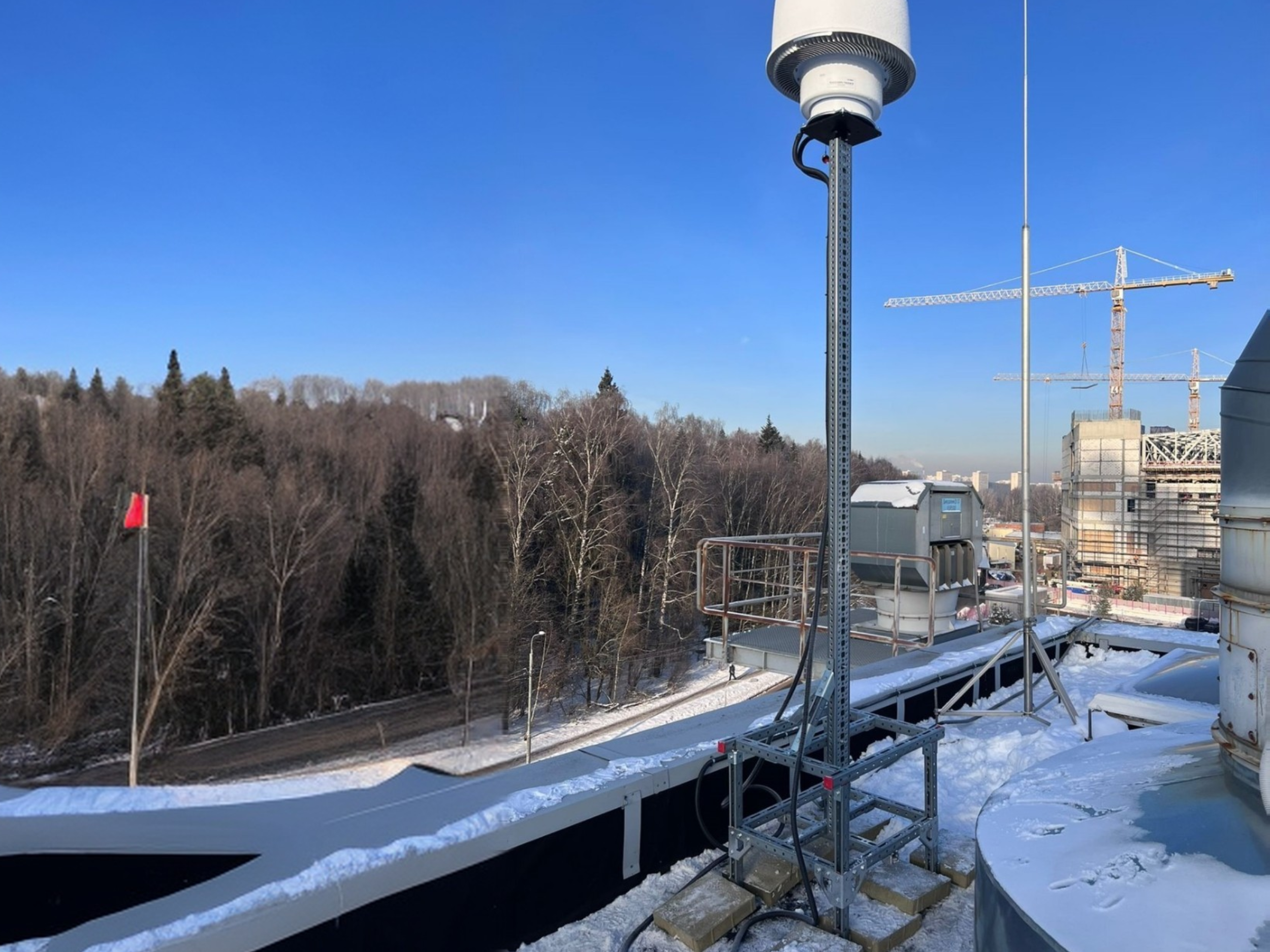 Стойка для крепления защиты от дронов