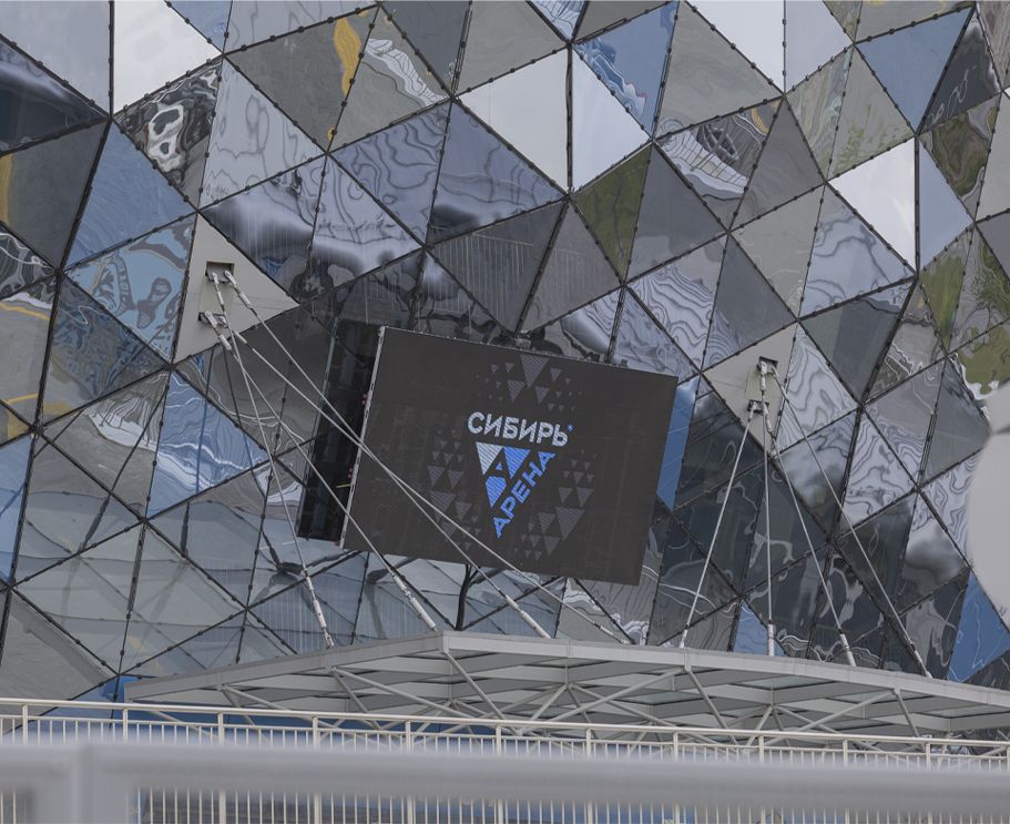 крепление медиаэкрана снаружи комплекса