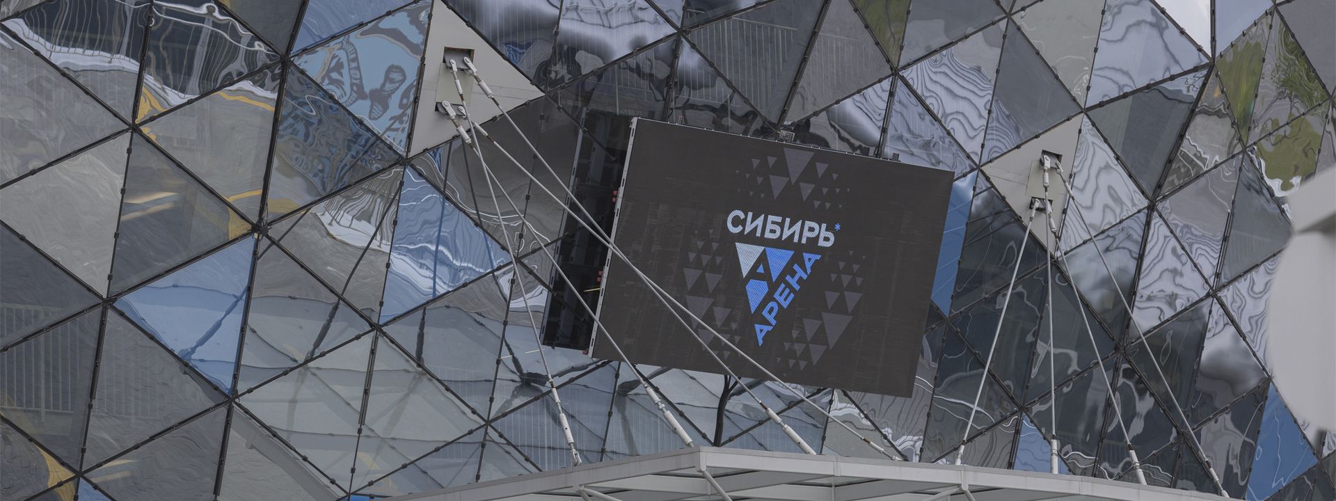 крепление медиаэкрана снаружи комплекса