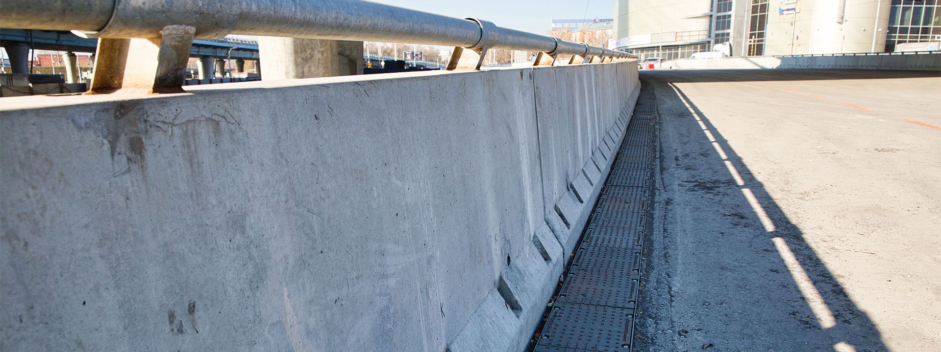 Установленные в ограждение анкеры