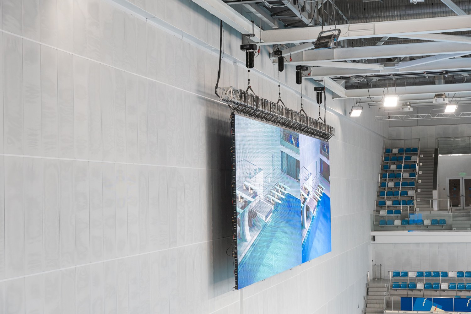 крепление медиаэкрана