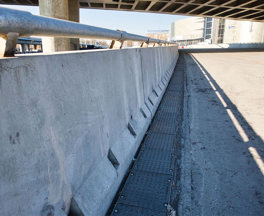 Установленные в ограждение анкеры